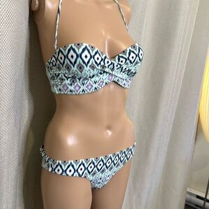 Size 32 D top with smallbottoms. Victoria’s Secret swimsuit, aqua, blue, navy,